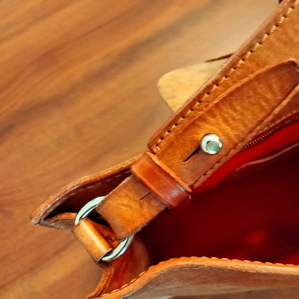 Dooney & Bourke saddle leather bag with brass trim - Picture 7 of 15